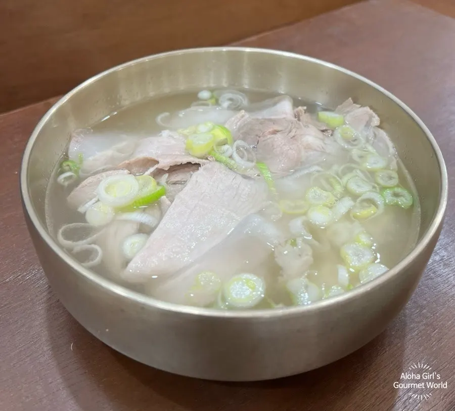 Baekok's regular gomtang topped with boiled pork and green onion
