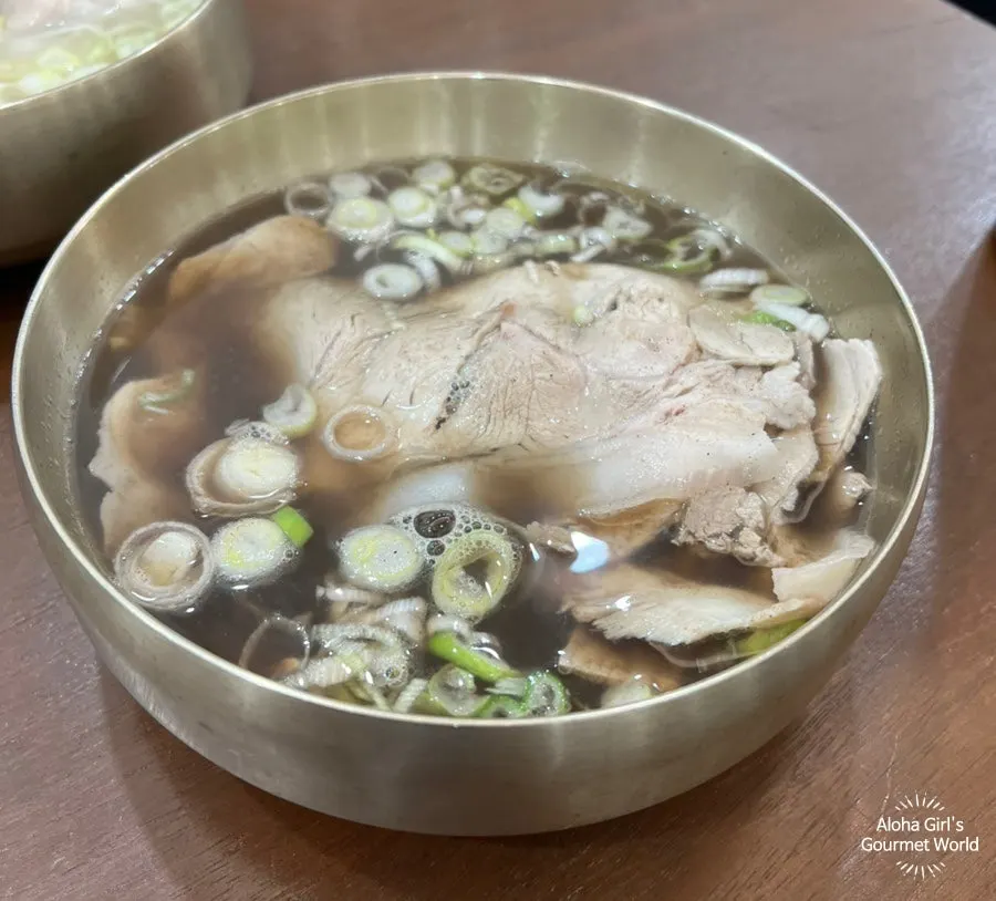 Baekok's yakgomtang with neungi mushroom and medicinal herbs