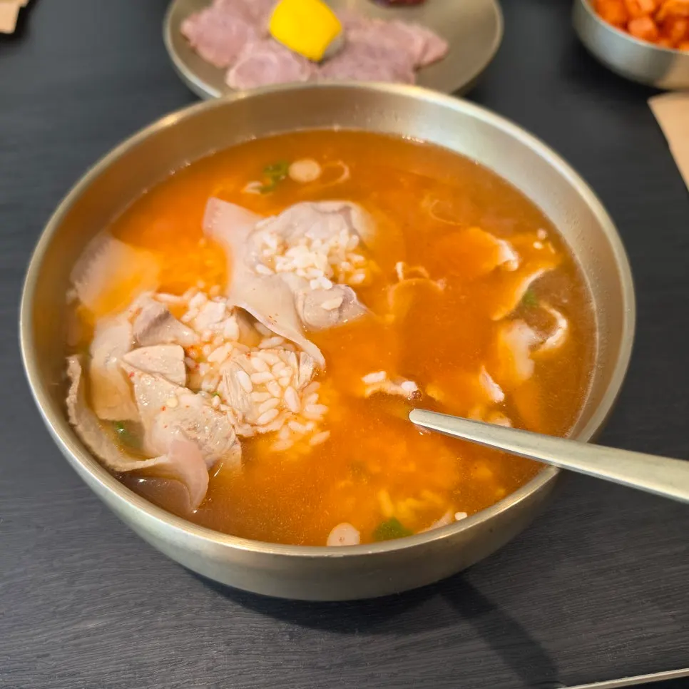 냉제육과 곰탕을 함께 놓은 상차림