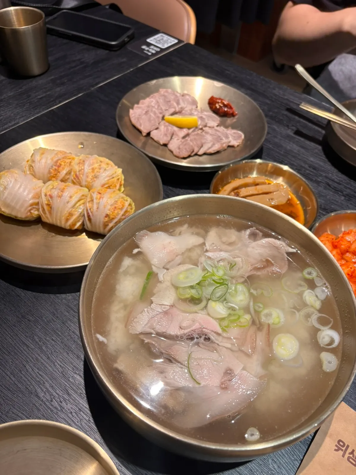A bowl of Baekok Yongsan's clear pork gomtang