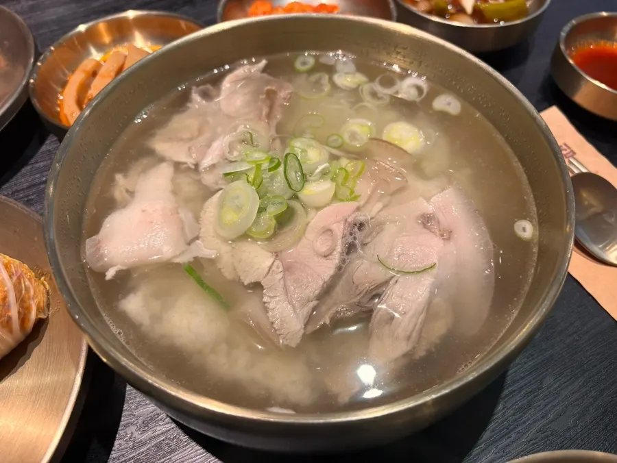 Close-up of the transparent pork gomtang broth