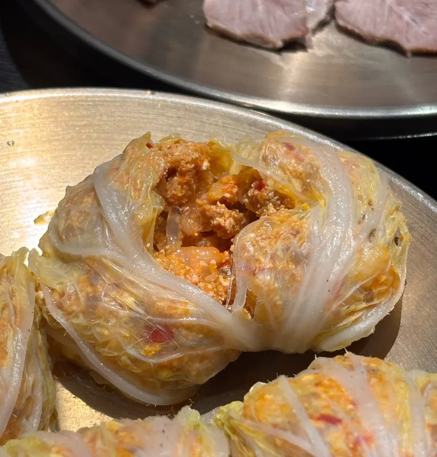 Baekok Yongsan's cabbage mandu wrapped in cabbage leaves
