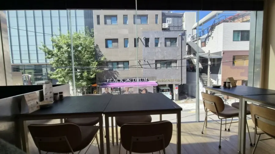 백옥 용산 2층 창가 좌석 내부