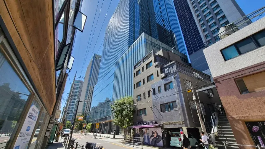 창문 밖으로 보이는 하이브 사옥 주변 풍경