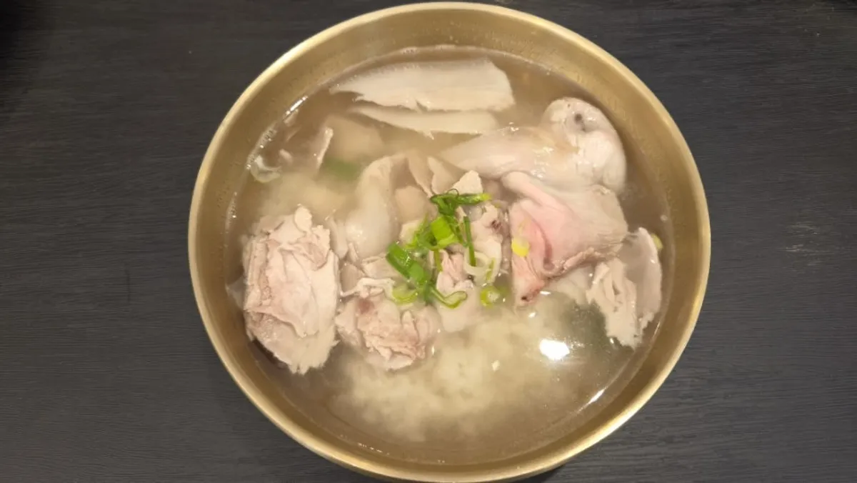 맑은 돼지곰탕과 배추만두가 놓인 상차림
