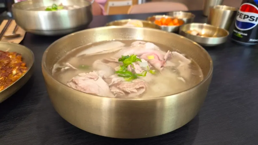 맑은 국물의 백옥 돼지곰탕