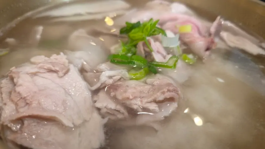 놋그릇에 담긴 돼지곰탕 국물