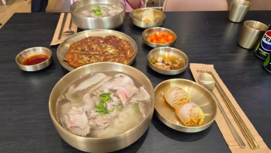 놋그릇에 담긴 돼지곰탕 한상