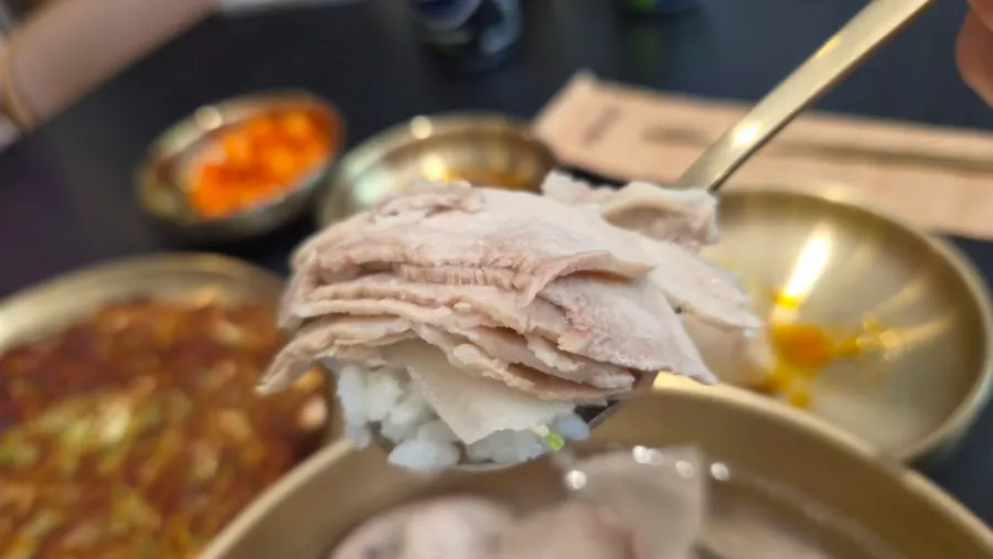 얇게 편 썬 돼지고기와 국물을 뜬 수저