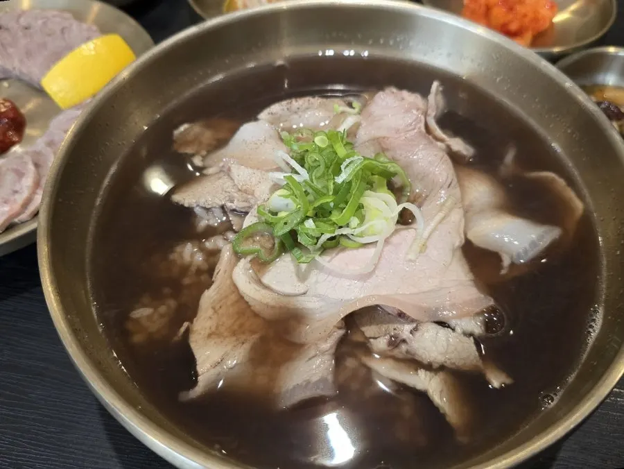 백옥 용산 돼지곰탕 한 상 모습