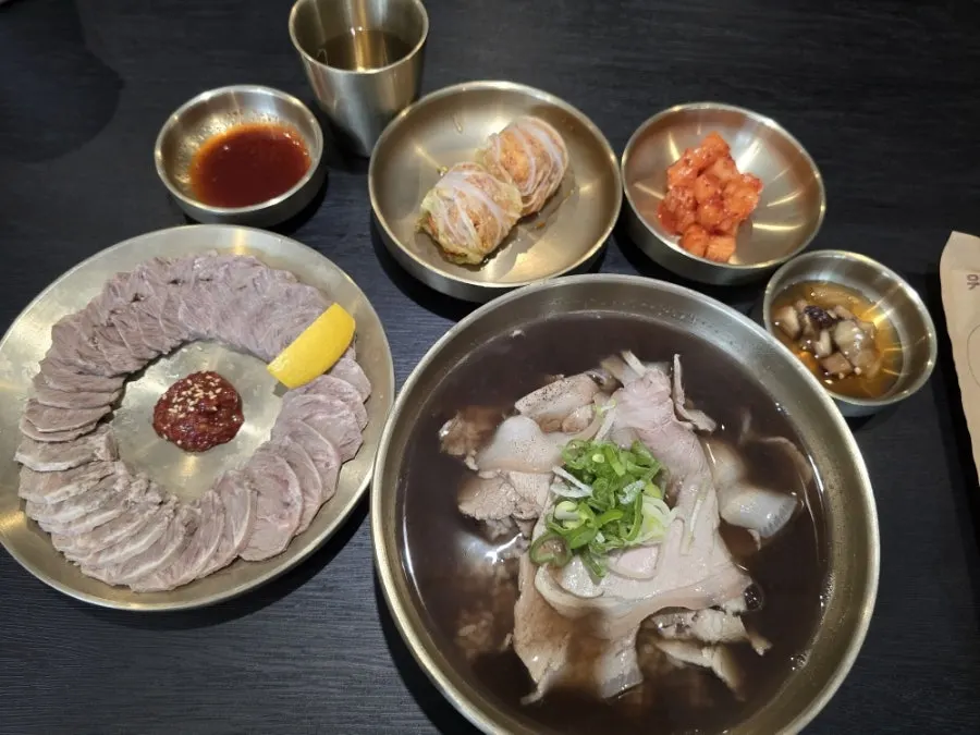 짙은 갈색 국물의 백옥 약곰탕