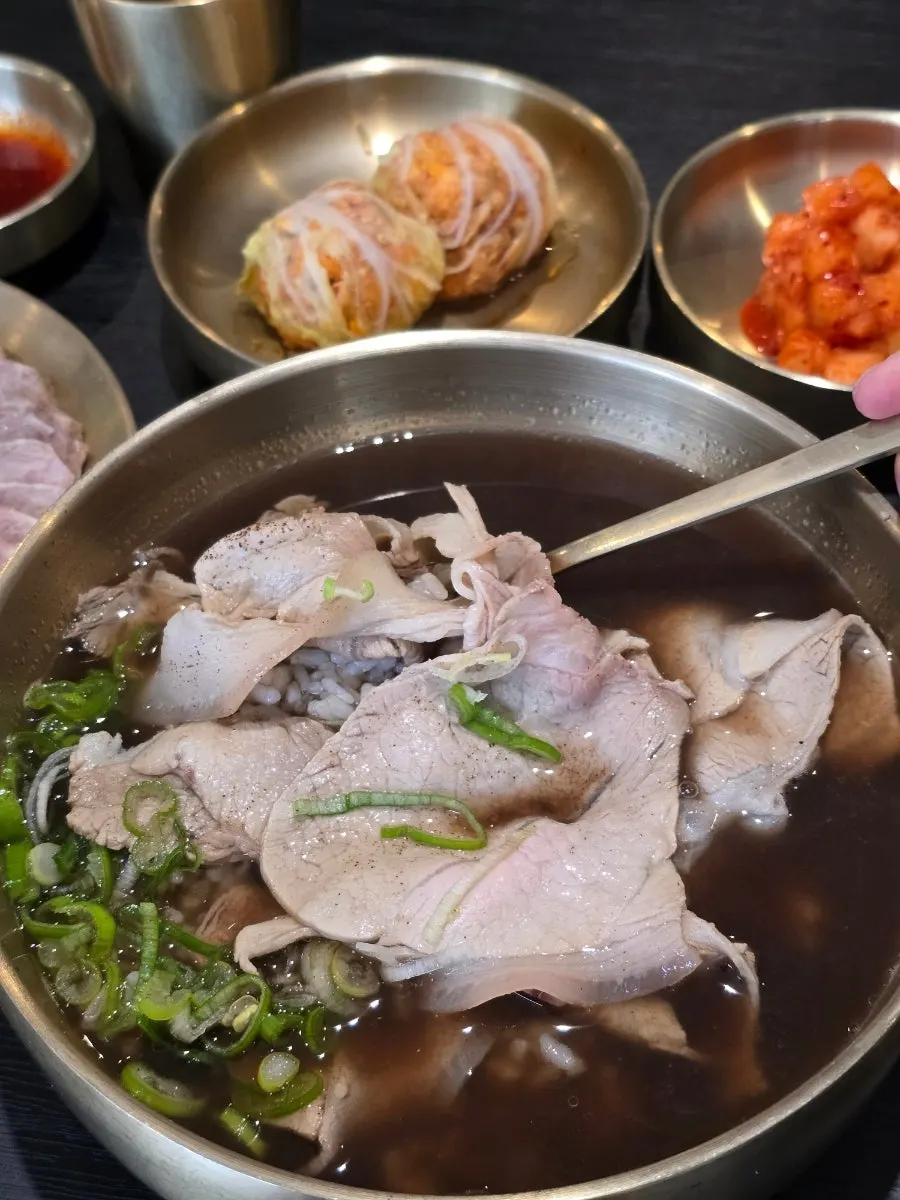 약곰탕 국물을 숟가락으로 떠올린 모습