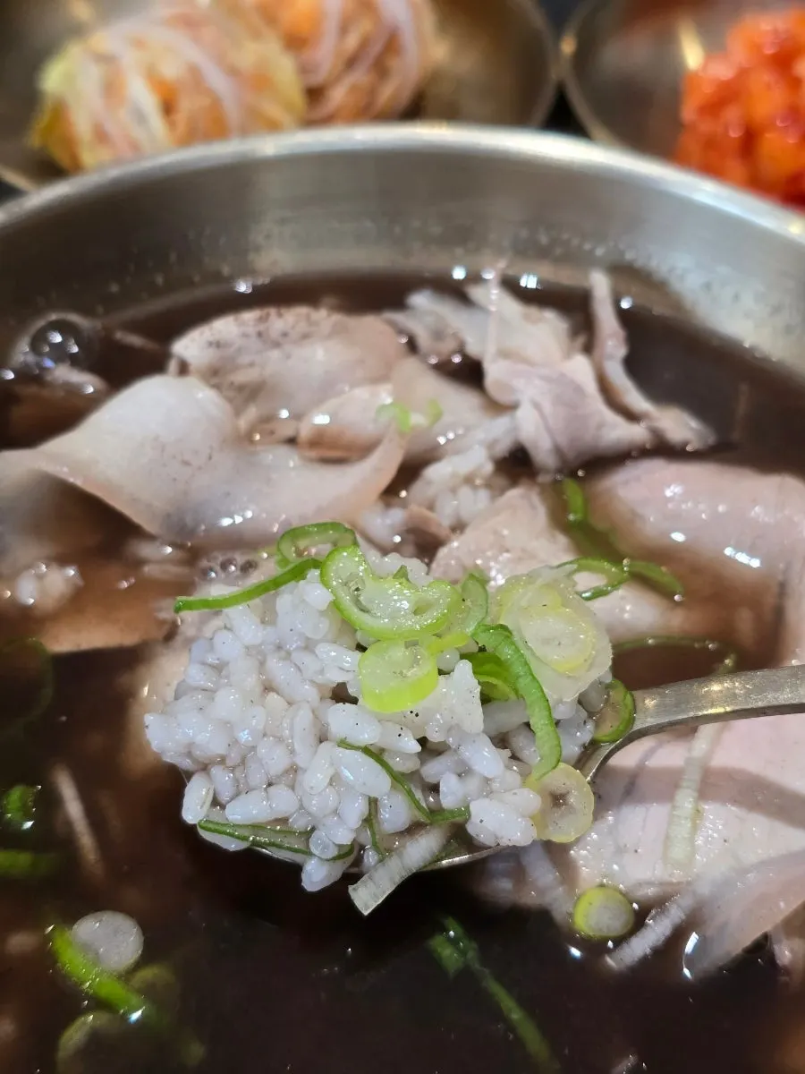 약곰탕 위에 올라간 부드러운 돼지고기