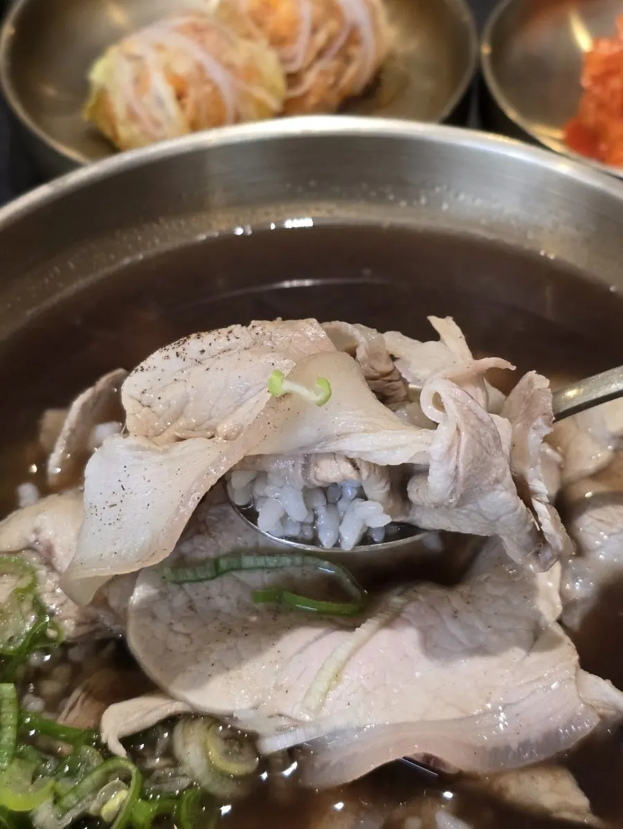 국물에 말아져 나온 밥과 깍두기 반찬