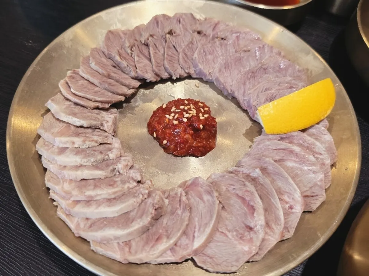 토하젓과 레몬이 곁들여진 냉제육 한 접시