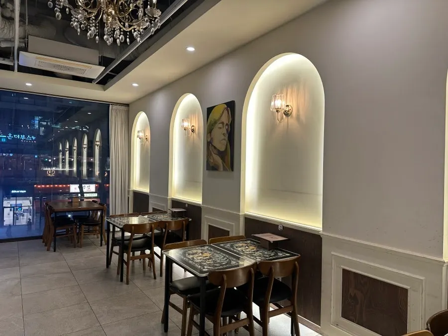 Dining area inside Jeongssi Hambak