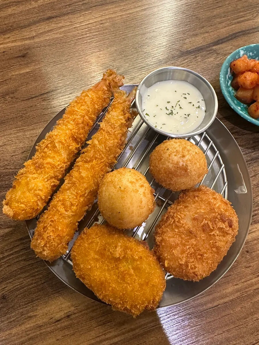 Assorted fried snack side dish