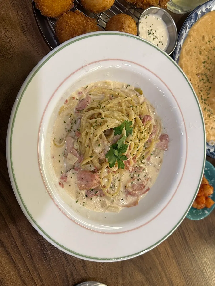 Bacon cream pasta