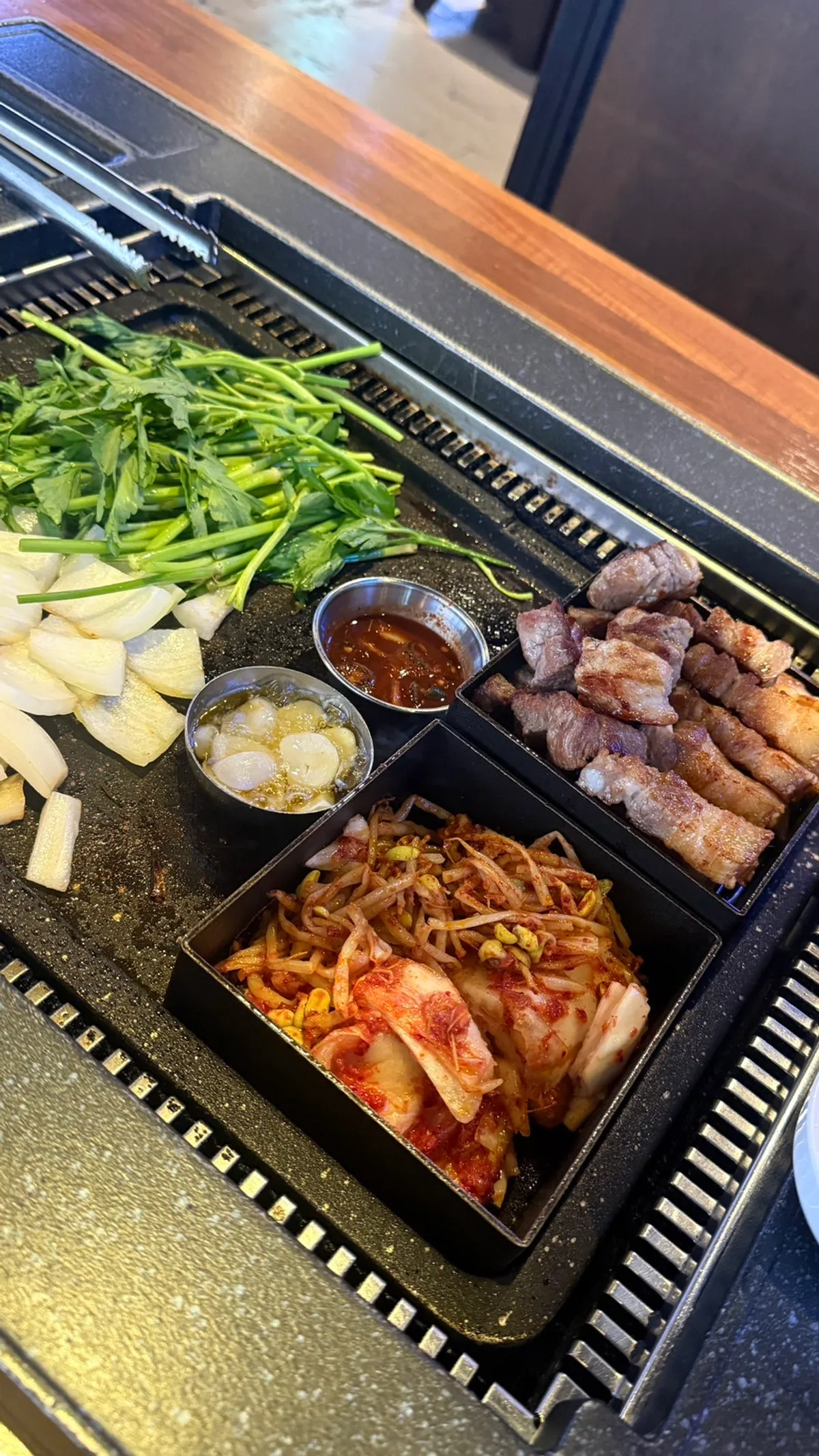 마블오겹살세트와 김치찌개 식사