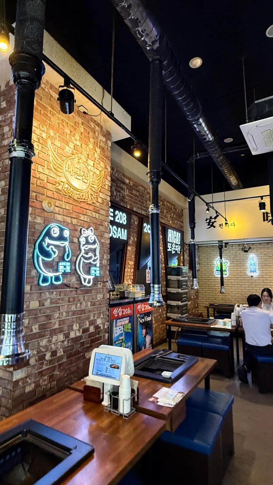 Interior with an eight-person group table