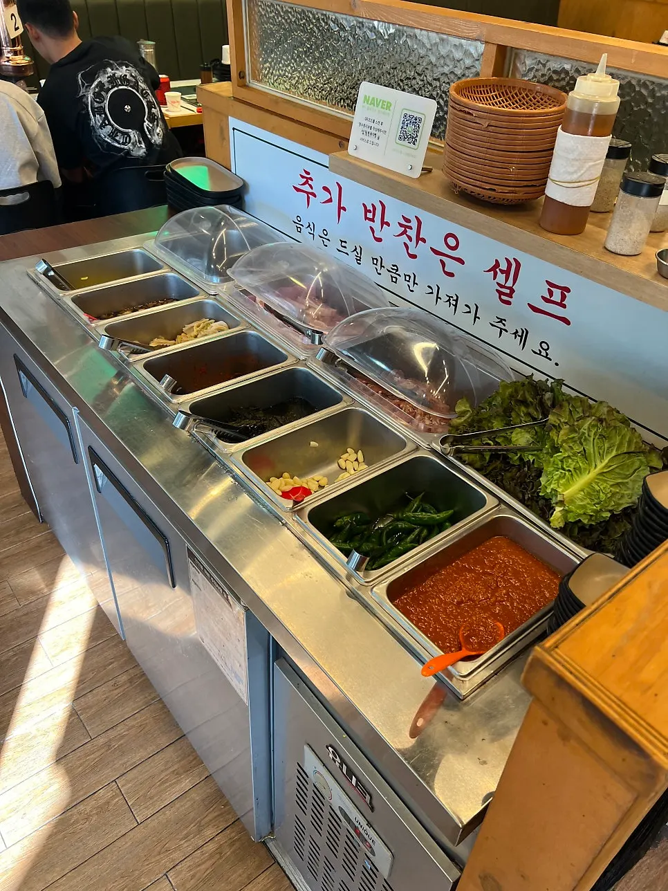 장어와 고기가 준비된 셀프바 사진