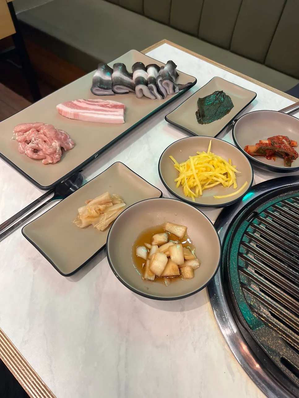 장어와 곁들이는 기본 반찬 사진