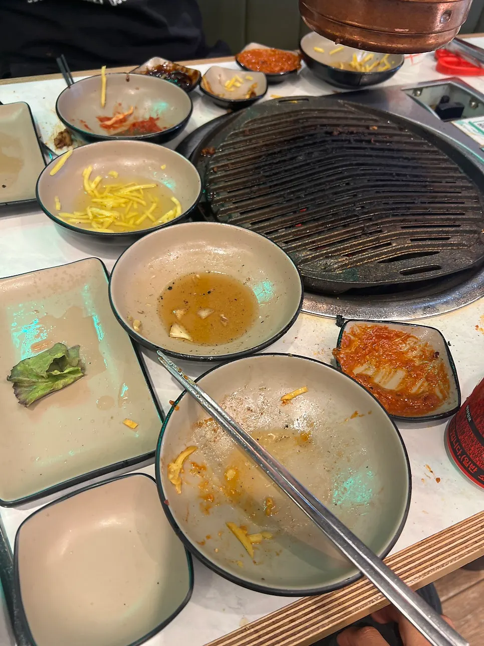 장어와 고기 숯불구이 식사 사진