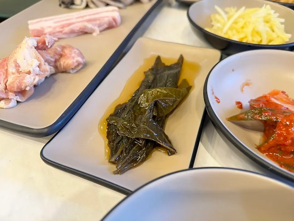 송림복장어 기본찬 접시