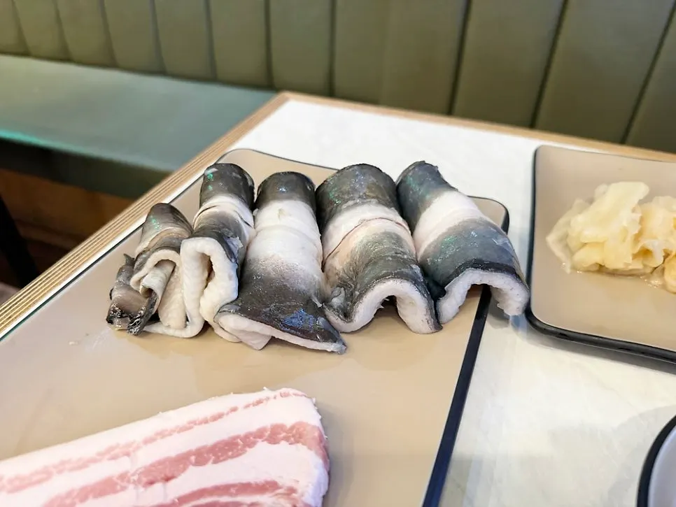 처음 제공되는 장어와 삼겹살, 오리목살 한상차림