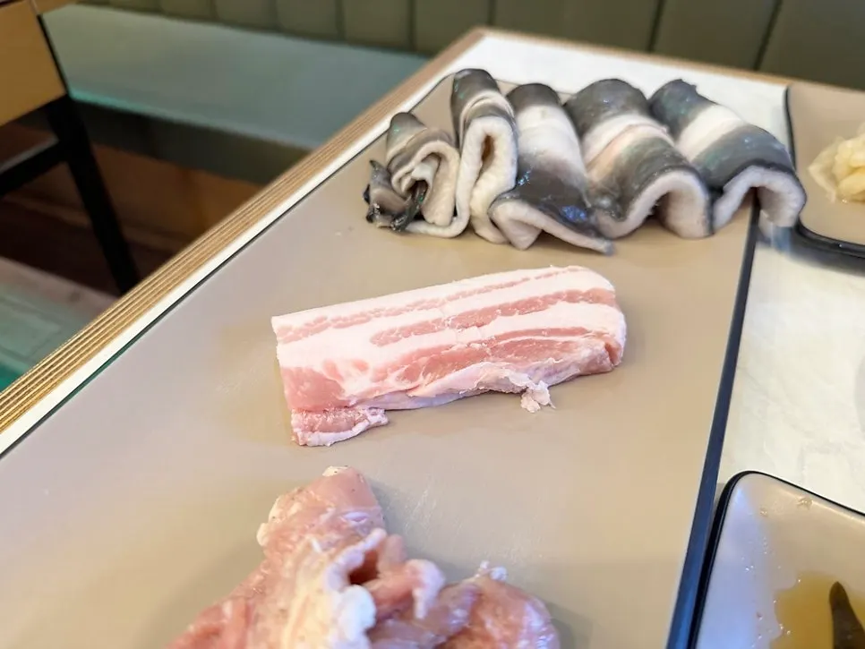 두툼한 생장어 접시