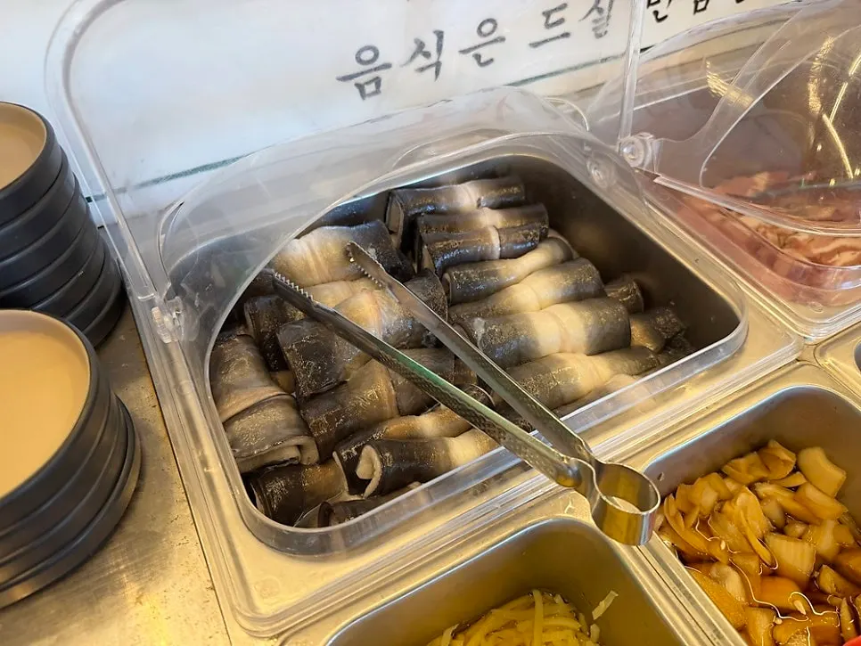 셀프바에 몸통과 꼬리로 나뉘어 담긴 장어