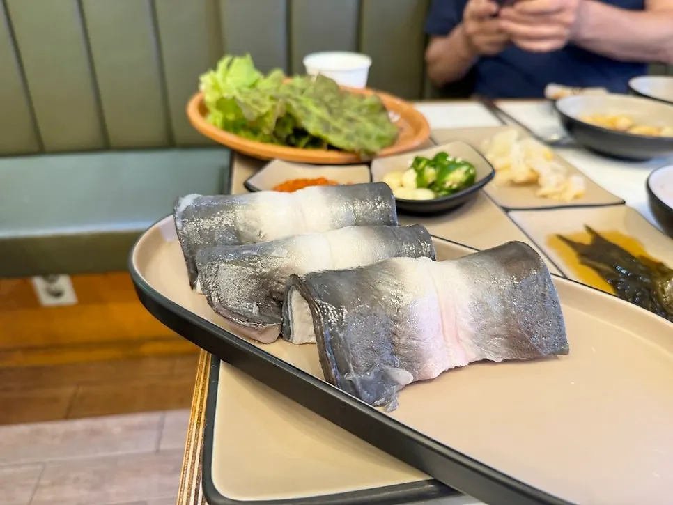 리필해 불판에 올린 장어 몸통 부위