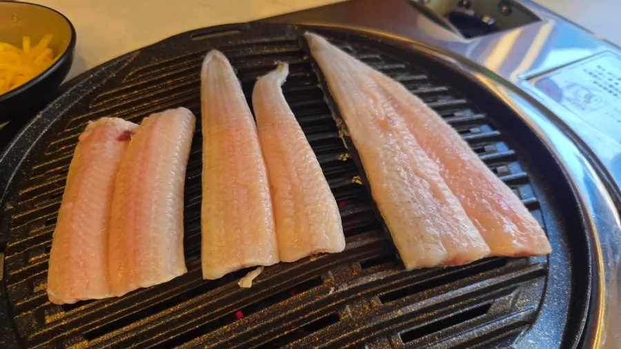 焼く前の淡水うなぎ