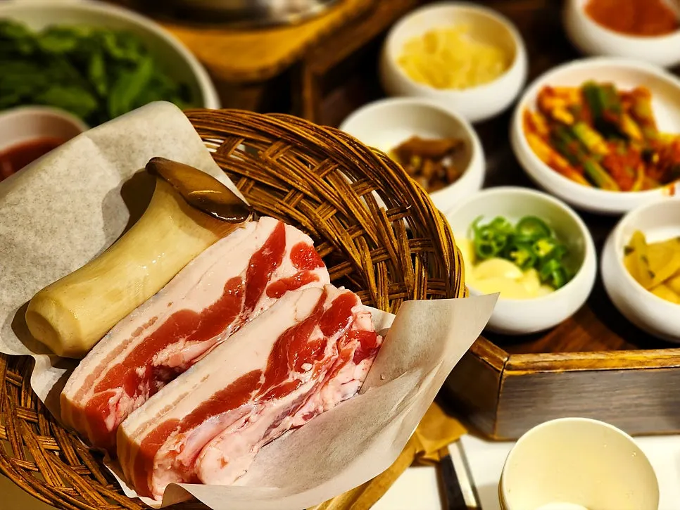 불판에 올린 교차숙성오겹살