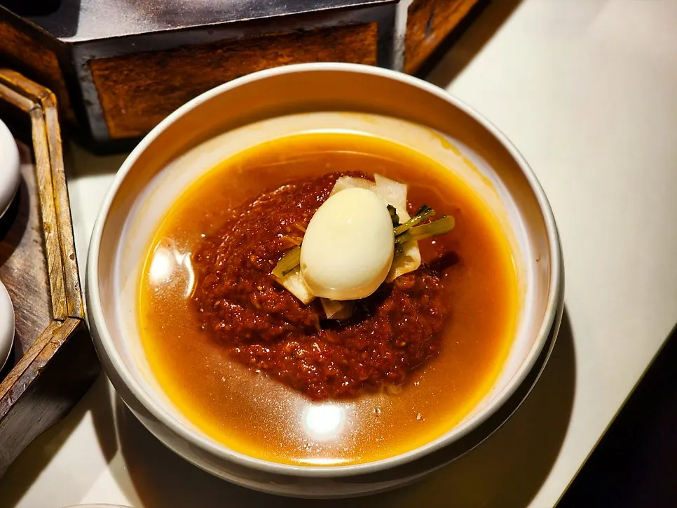 매콤한 비빔냉면 한 그릇