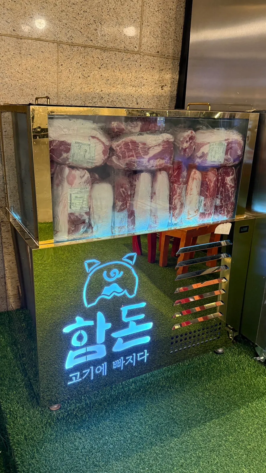 Water-aged meat in the entrance aquarium