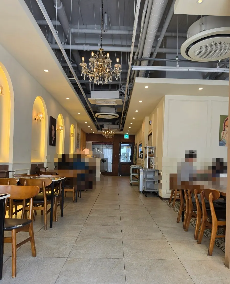 Neat interior of Jeongssi Hambak