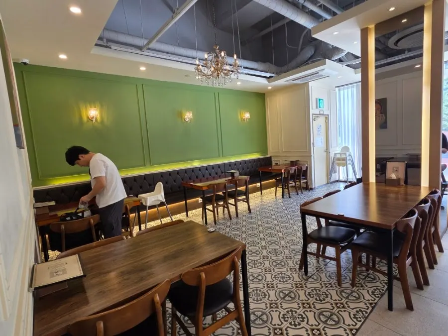 Warm seating area at Jeongssi Hambak