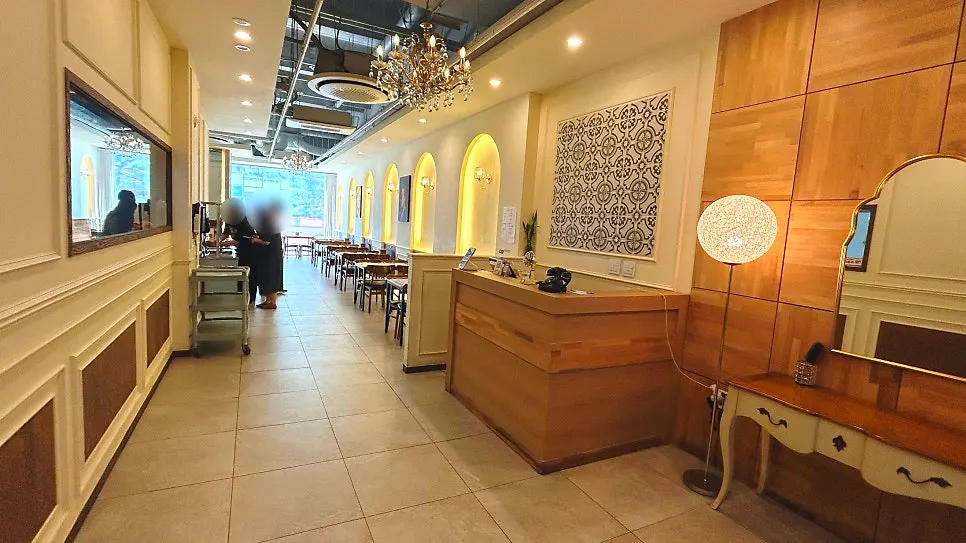 Interior of Jeongssi Hambak Baegot Branch