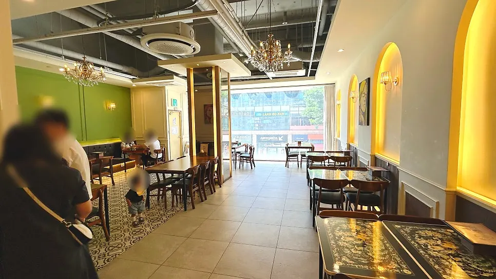 Indoor table area at Jeongssi Hambak