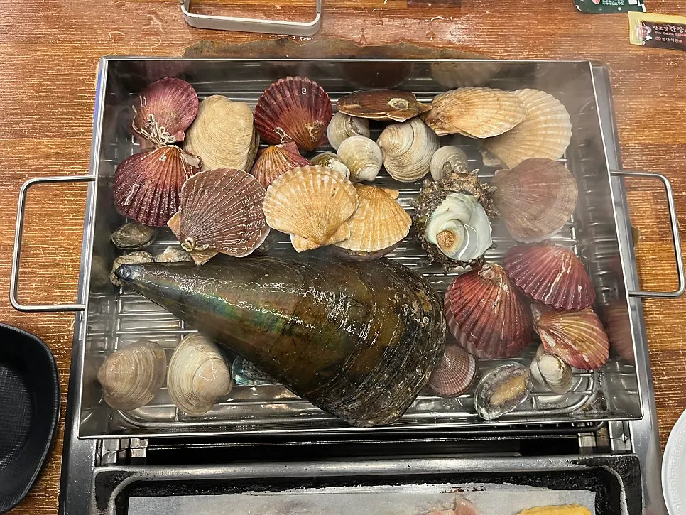 Table set with steamed shellfish