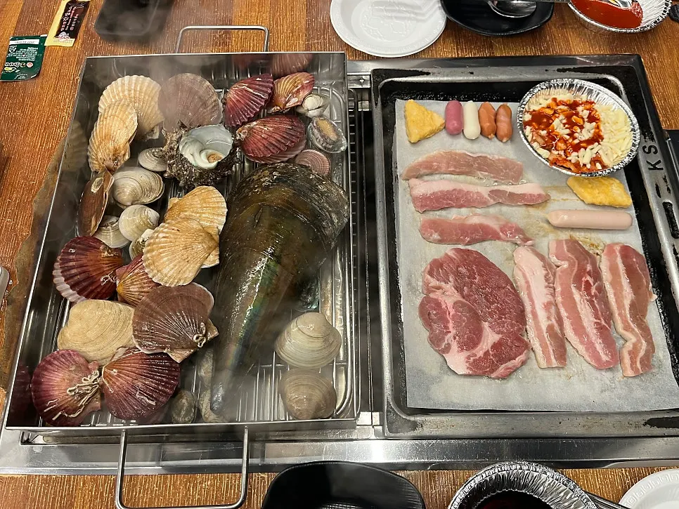 Steamed shellfish and meat-grill table setting