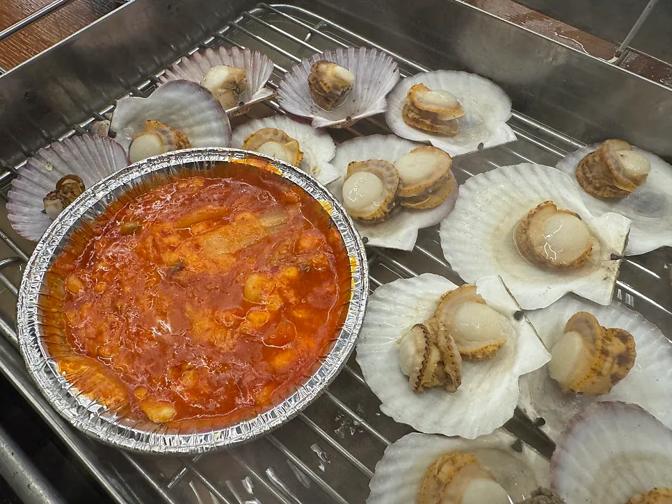 Table setting for the steamed-shellfish switch option