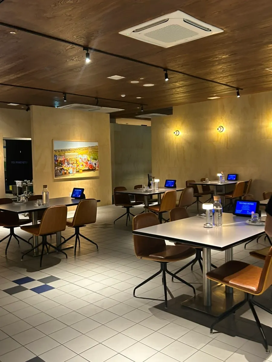 Lamps and paintings placed throughout the restaurant