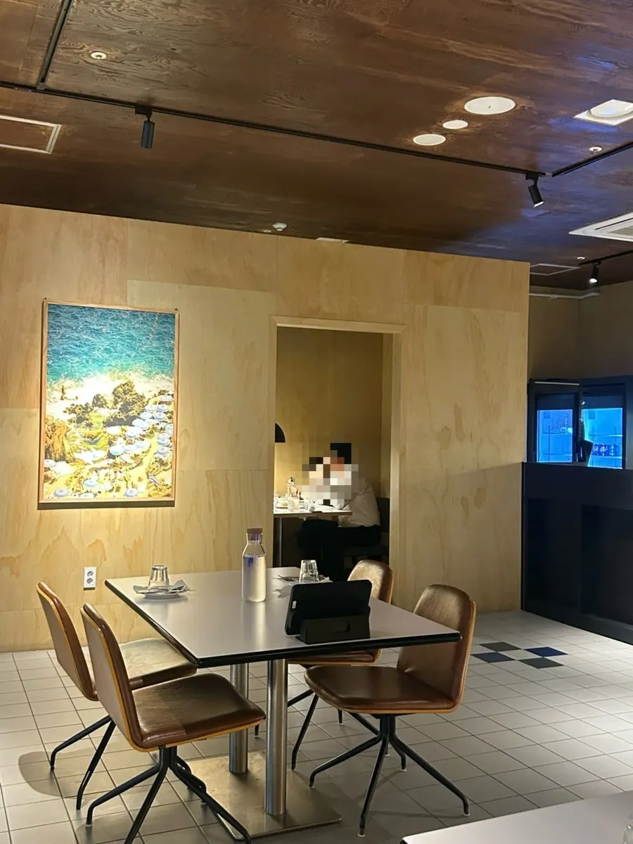 The private 2-person room seating