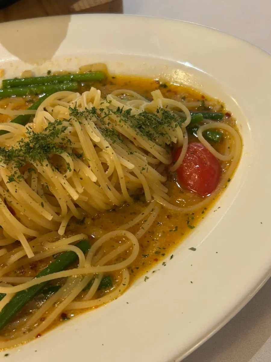 Aglio olio topped with garlic and basil tomato
