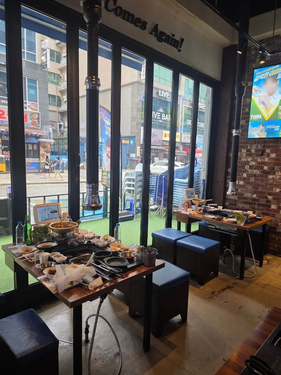 Ssosam 208 dining room with floor-to-ceiling windows