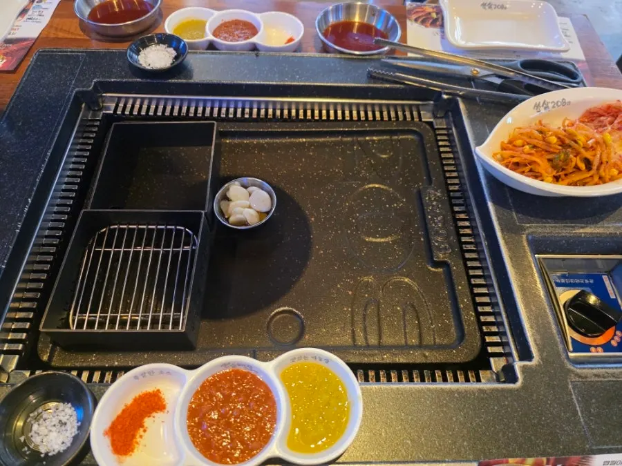 기본 찬과 김치쌀국수 서비스