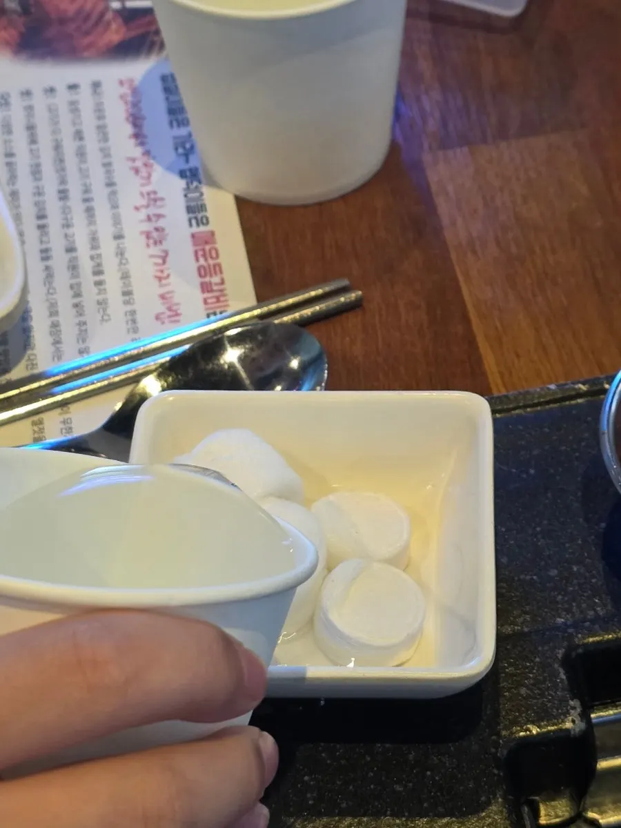 고기 전 제공된 김치쌀국수