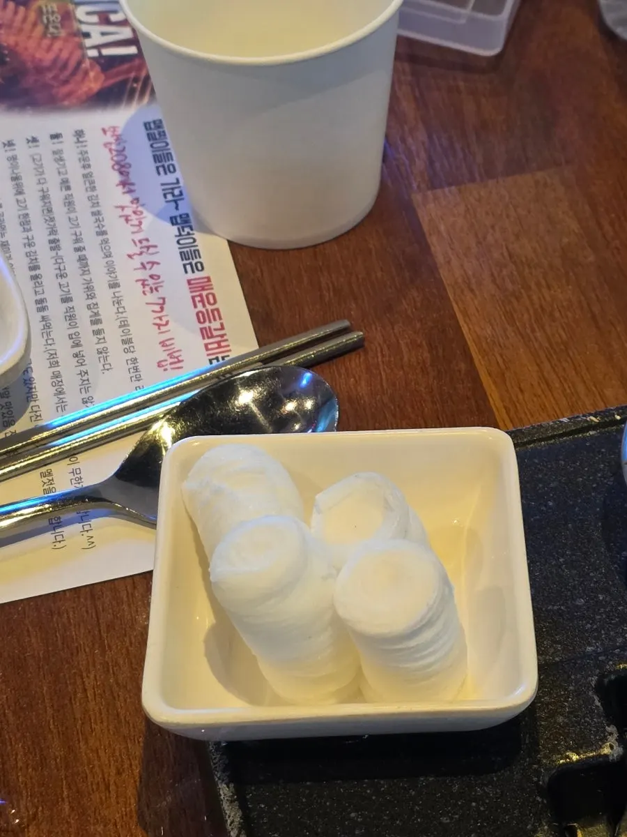 아이와 먹기 전 차려진 기본 상차림
